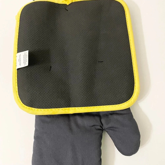 Disney Winnie the Pooh Oven Mitt and Pot Holder and Silicone Trivet - Picture 10 of 12